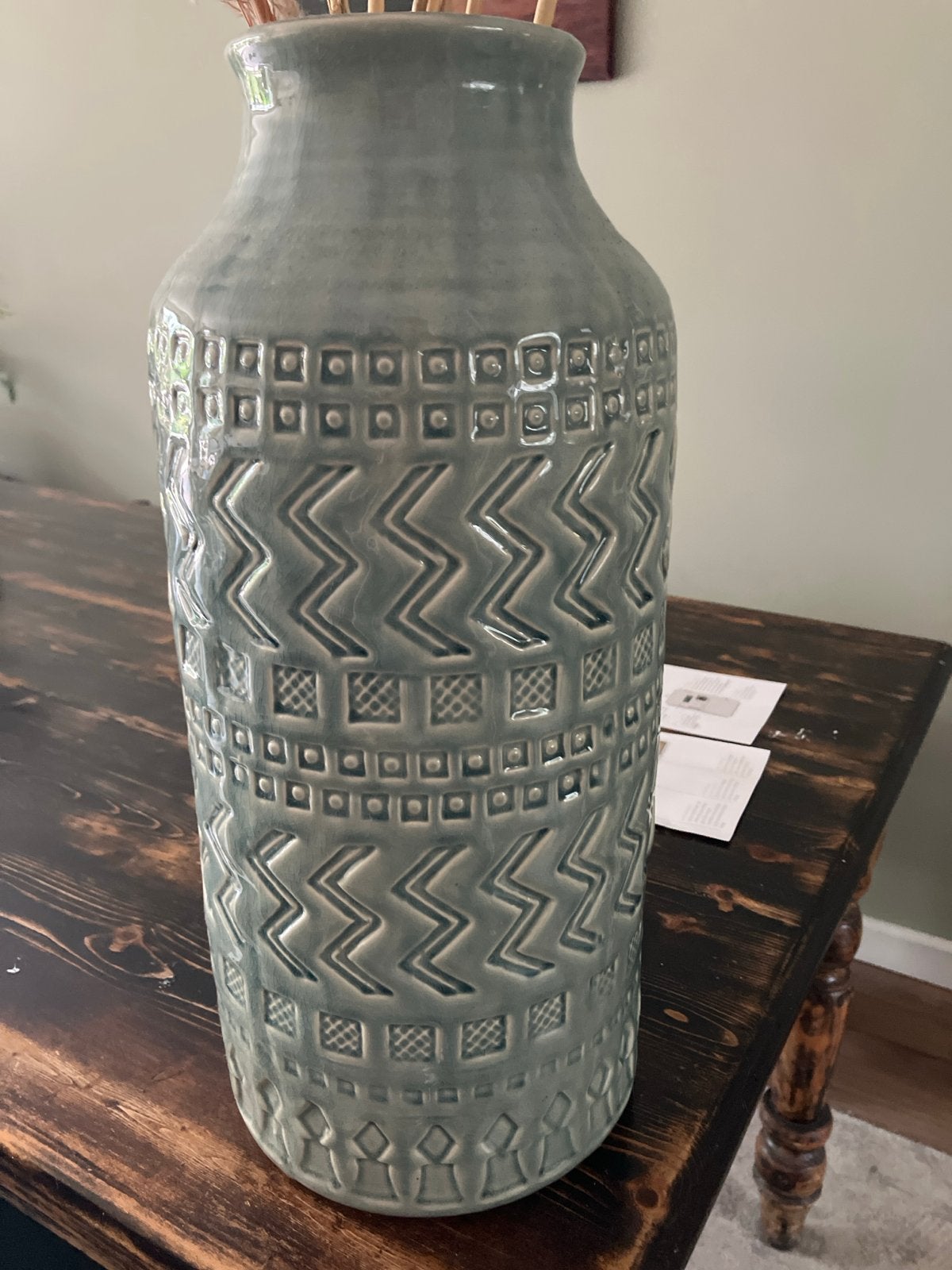 Grote keramische vaas met reliëfpatroon 45 cm hoog, Huis en Inrichting, Ophalen, Zo goed als nieuw, Geschikt voor droogbloemen