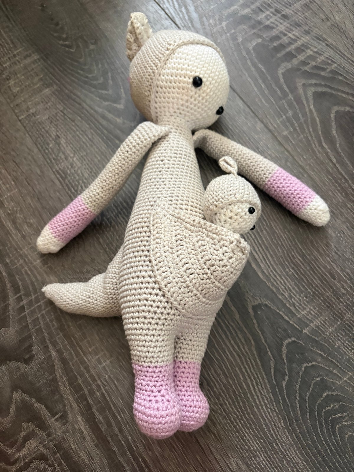 Gehaakte Kangoeroe Knuffel met Baby - Handgemaakt, Kinderen en Baby's, Overige merken, Overige typen, Ophalen of Verzenden, Zo goed als nieuw