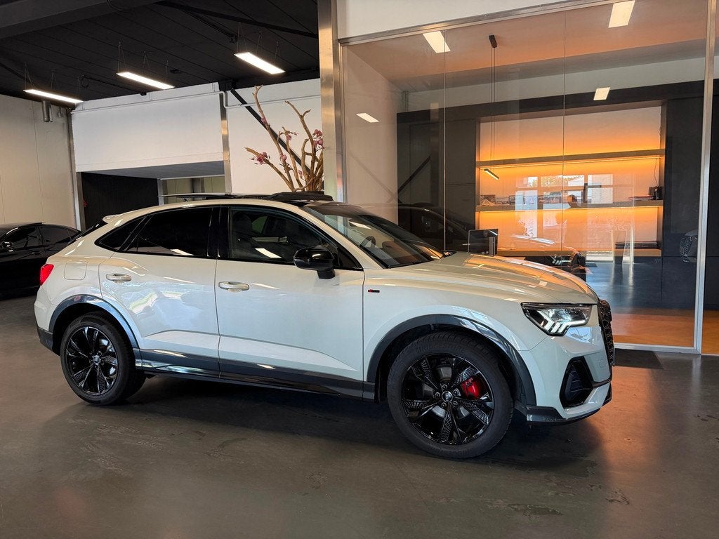 Audi Q3 Sportback 35 TFSI S line Panorama Camera 2024, Auto's, Parkeersensor, Zwart, 4 cilinders, 150 pk