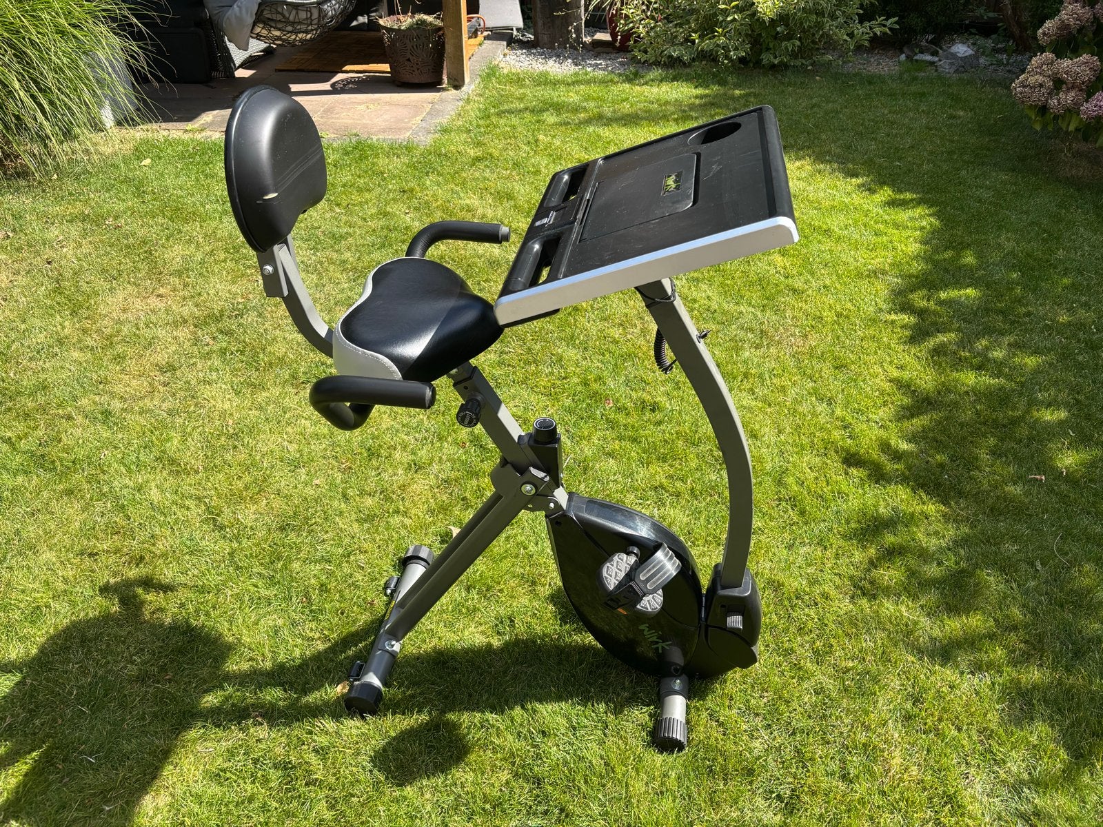 Hometrainer met digitaal display en werkblad, Ophalen, Gebruikt, Metaal, Benen