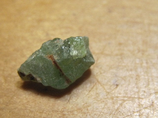 min. 5x subtiele ruwe edelsteen TSAVORIET (3), Verzenden, Mineraal