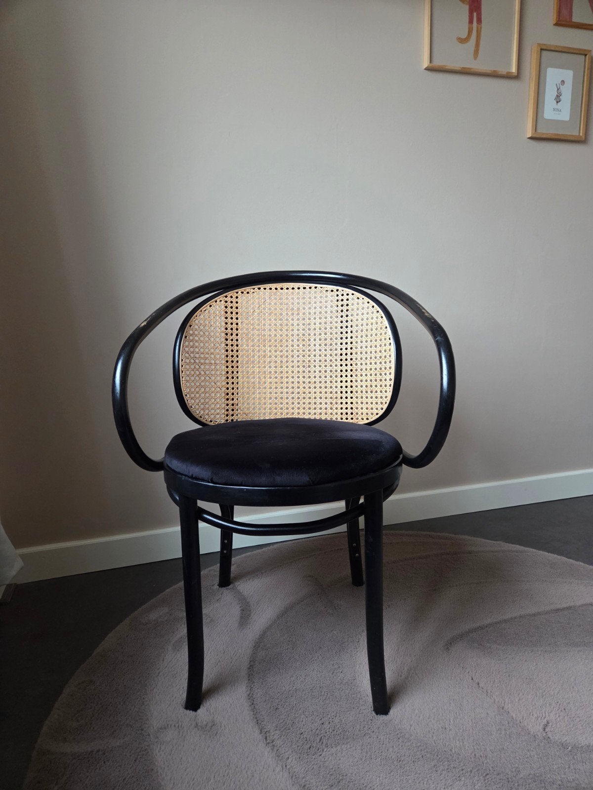 Thonet style stoel met webbing en zwart fluwelen zitting, Hout, Gebruikt, Zwart, Ophalen of Verzenden