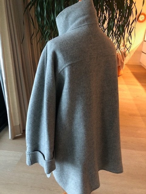 Max Mara - muisgrijze chique wollen tussen-mantel-maat 42-44, Kleding | Dames, Max Mara Weekend, Verzenden, Maat 42/44 (L), Zo goed als nieuw