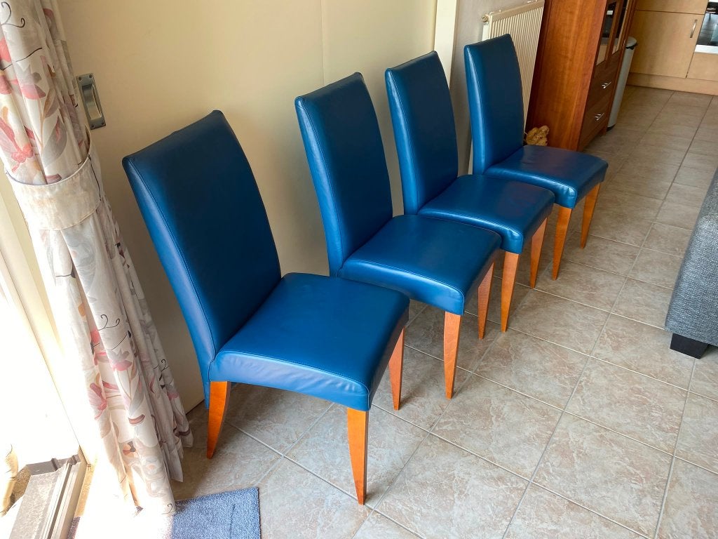Prachtige leren eetkamerstoelen (4) en poef te koop!, Huis en Inrichting, Stoelen, Ophalen, Blauw, Zo goed als nieuw, Vier