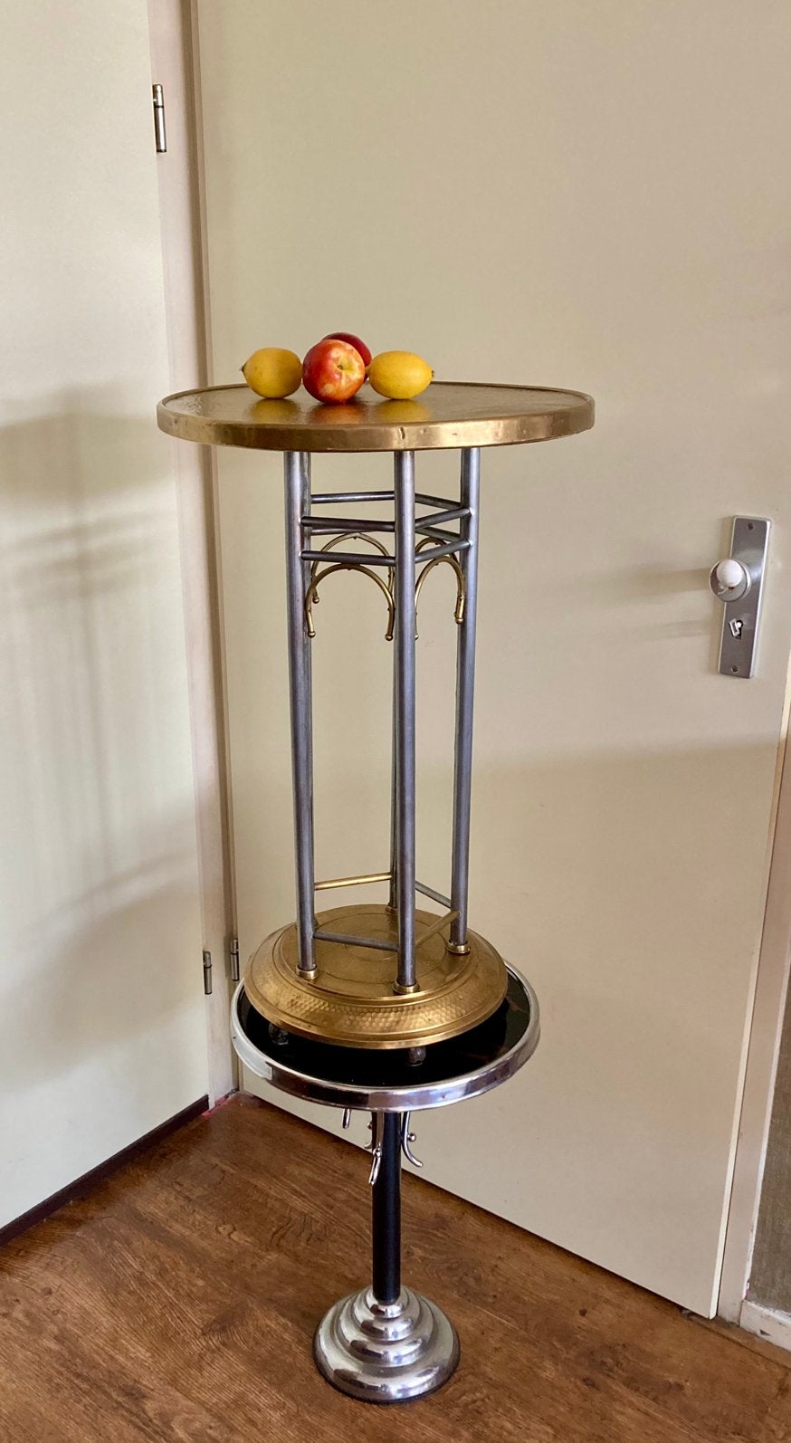 Wiener Werkstätte piëdestal bijzettafel messing chroom., Ophalen