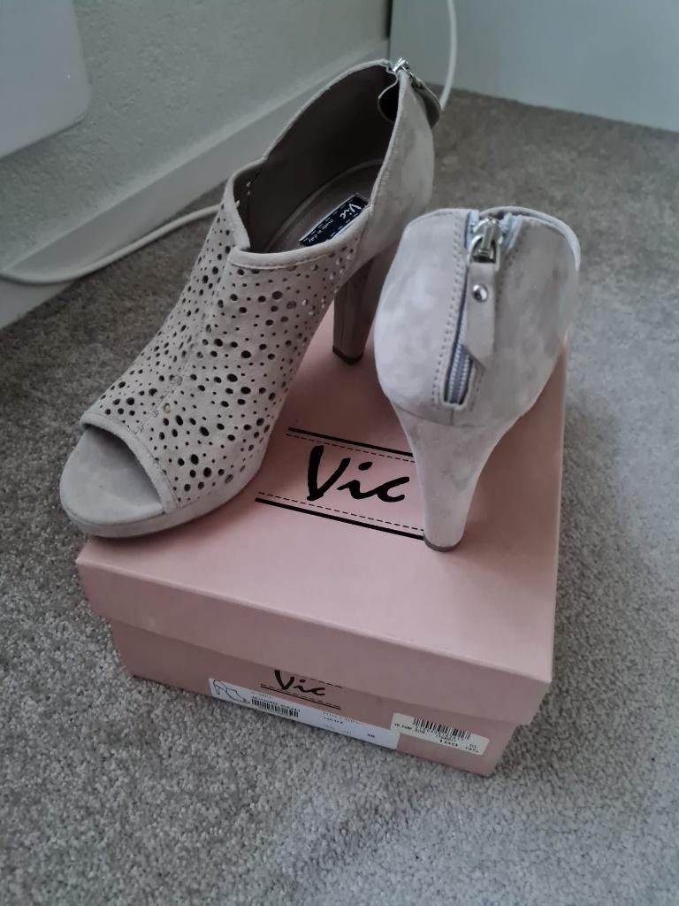 Schoenen Vic, Schoenen met lage hakken, Beige, Ophalen of Verzenden, Onbekend