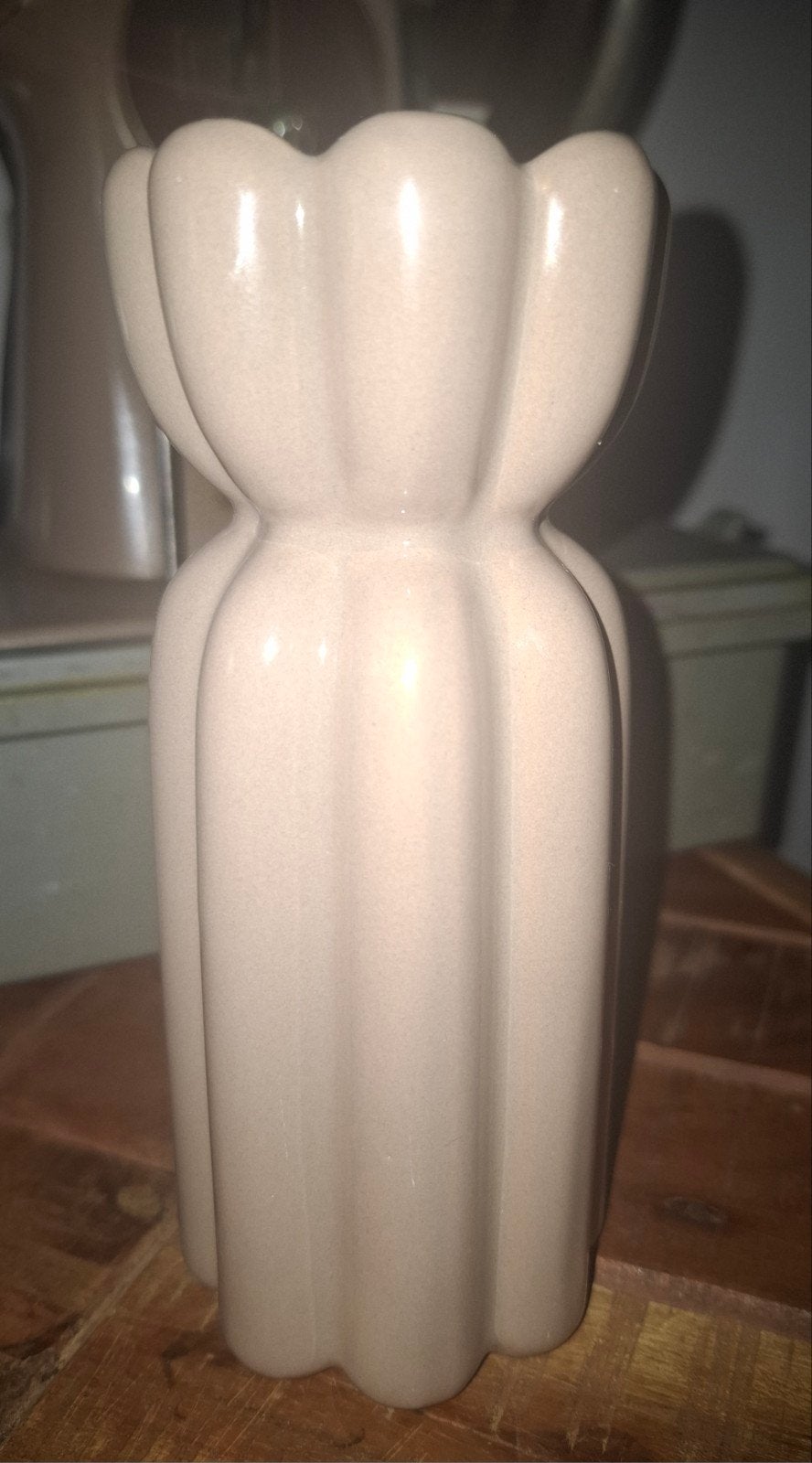 Beige hoge glazende ribbel tulp kandelaar van keramiek, Huis en Inrichting, Woonaccessoires | Vazen, Beige, Zo goed als nieuw