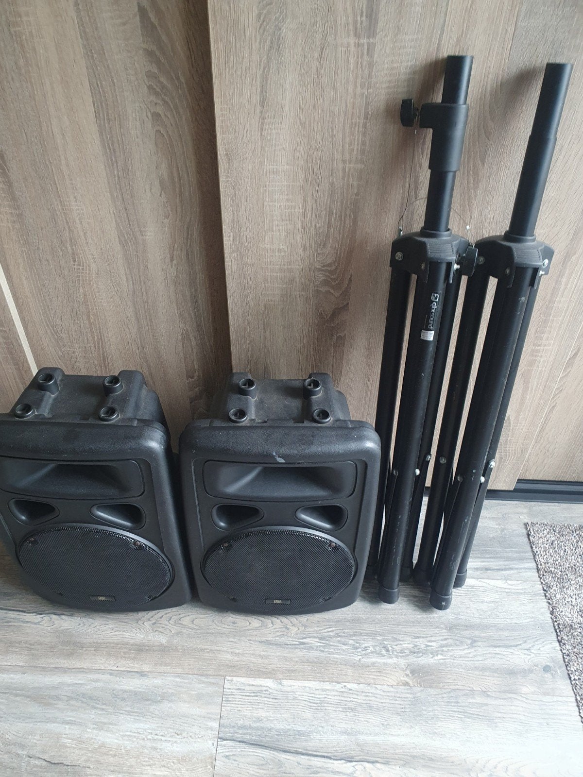 2x skytec monitor boxen plus standers plus 19 inch kast, Ophalen of Verzenden, Gebruikt