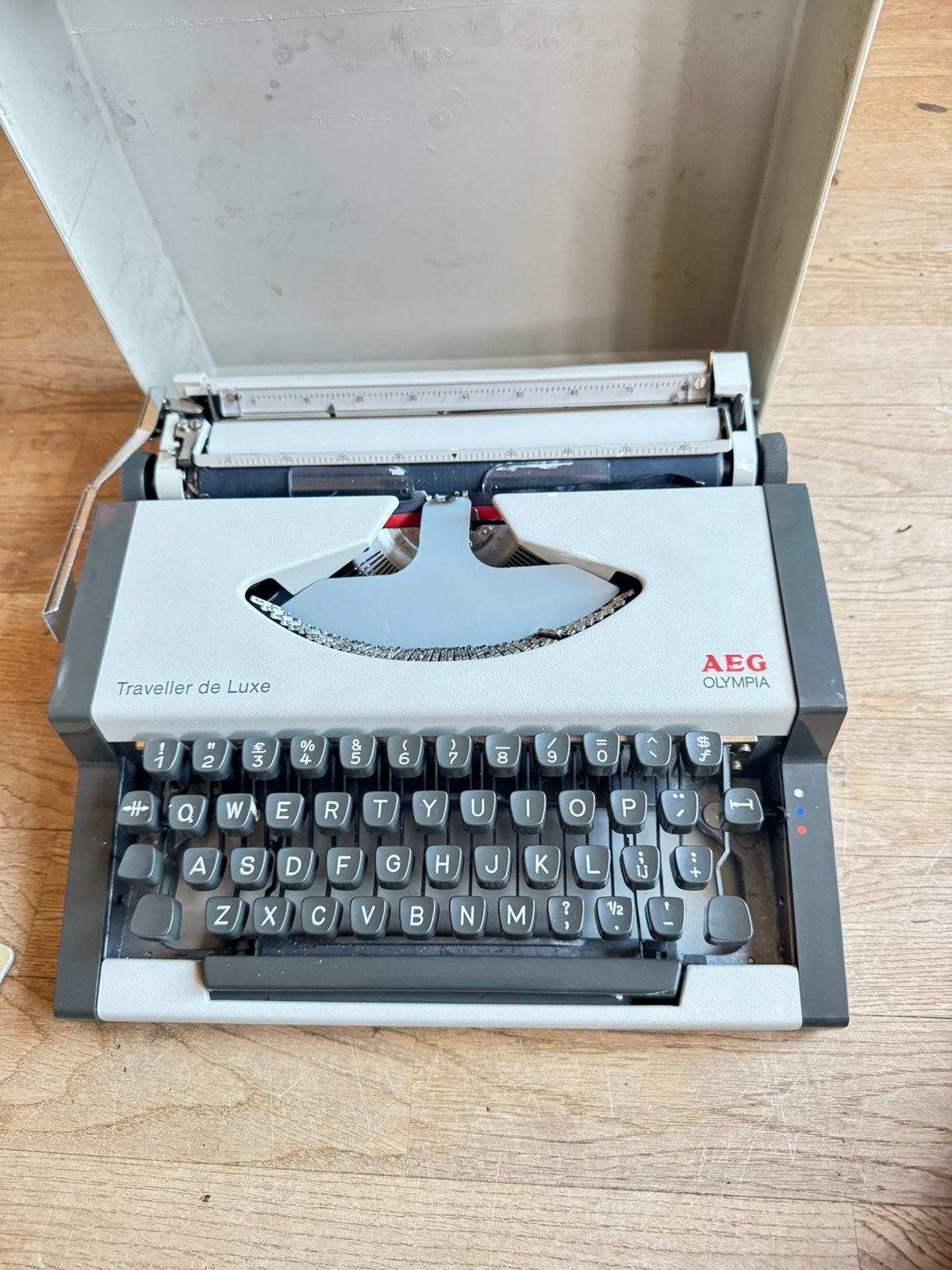 • AEG Olympia Traveller de Luxe typemachine incl koffer, Diversen, Ophalen of Verzenden, Zo goed als nieuw