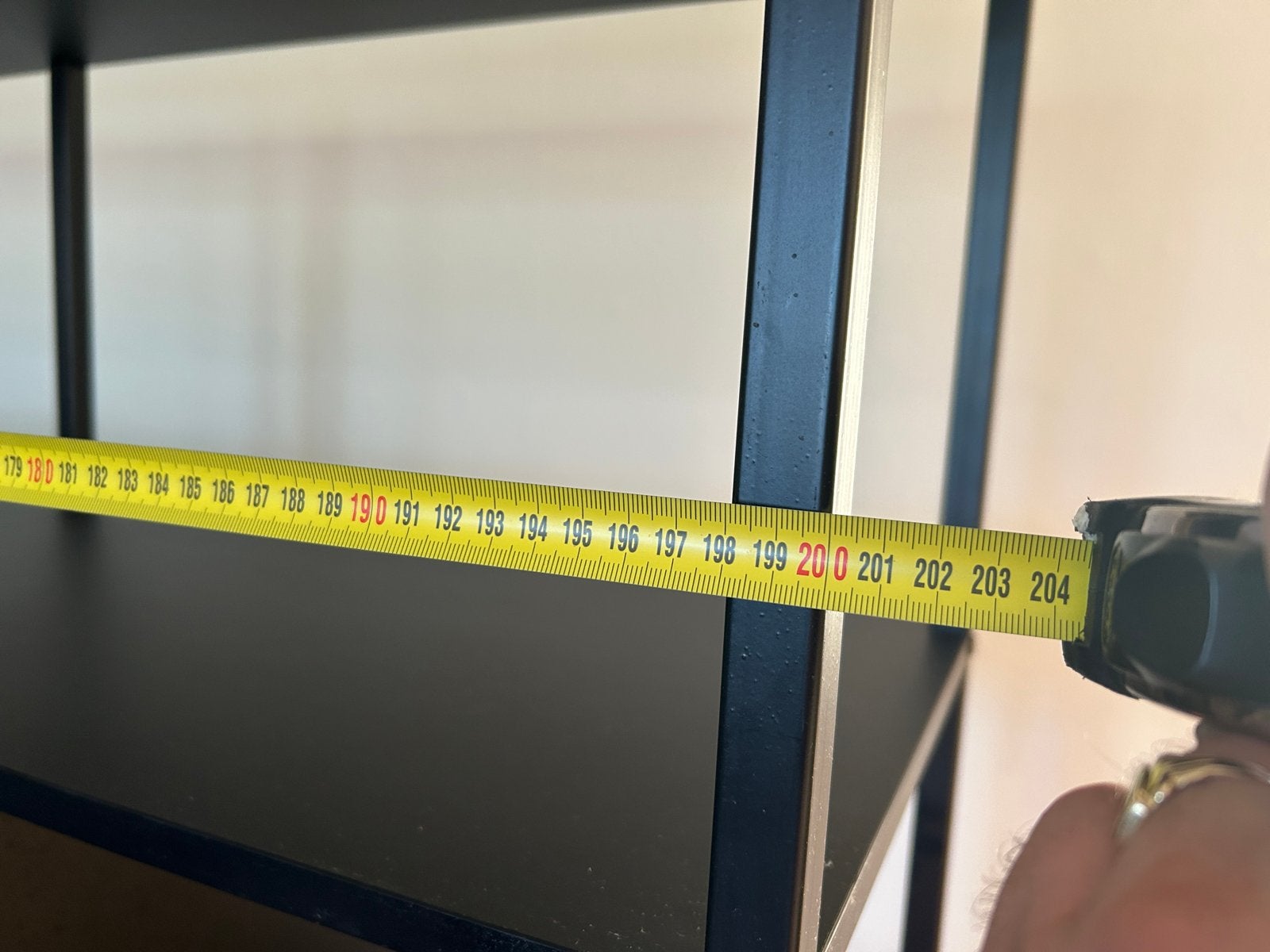 Zwart metalen en houten tv-meubel met opbergruimte, Huis en Inrichting, Ophalen, Zo goed als nieuw, 200 cm of meer, Metaal