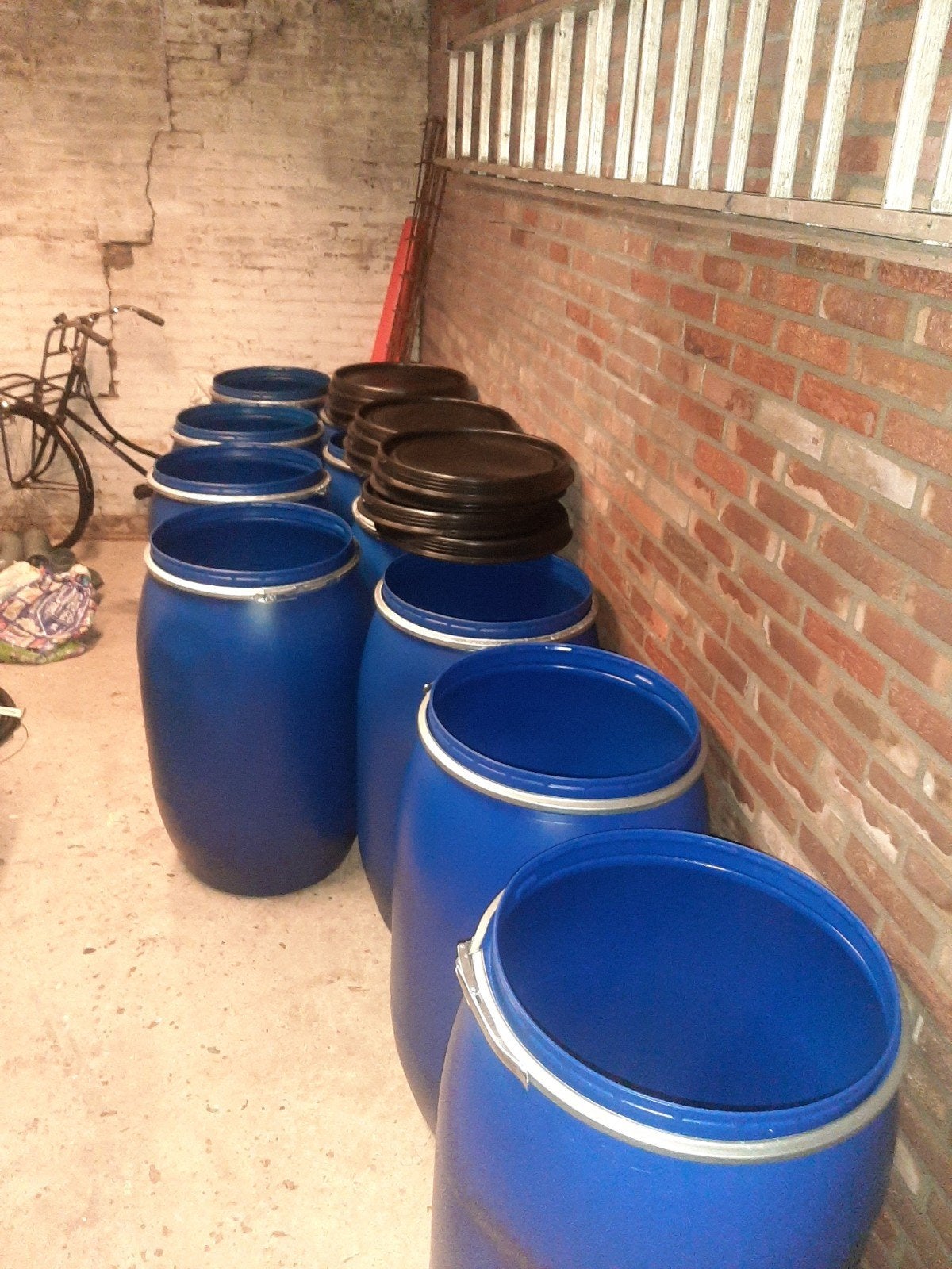 blauwe kunststof vaten laatste 5 stuks !, 150 liter of meer, Ophalen, Nieuw, Kunststof