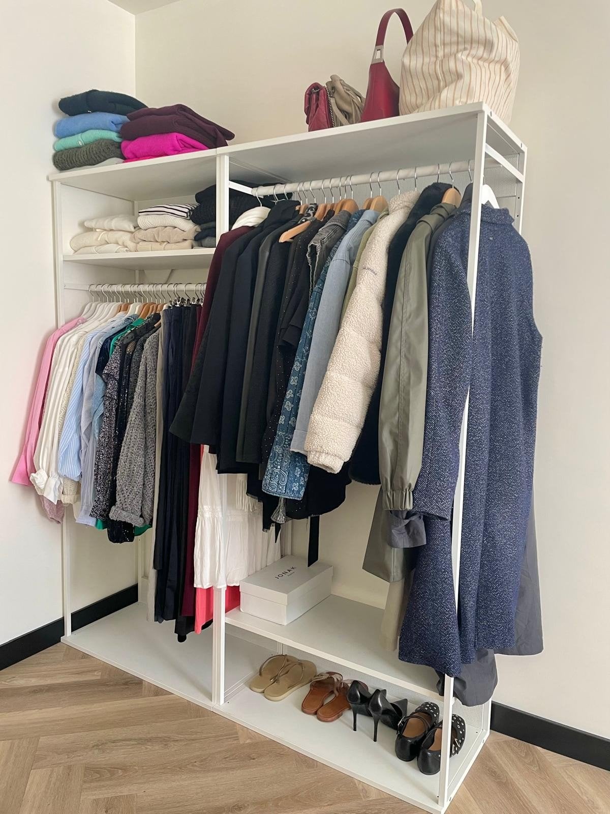 Open Wardrobe, Ophalen