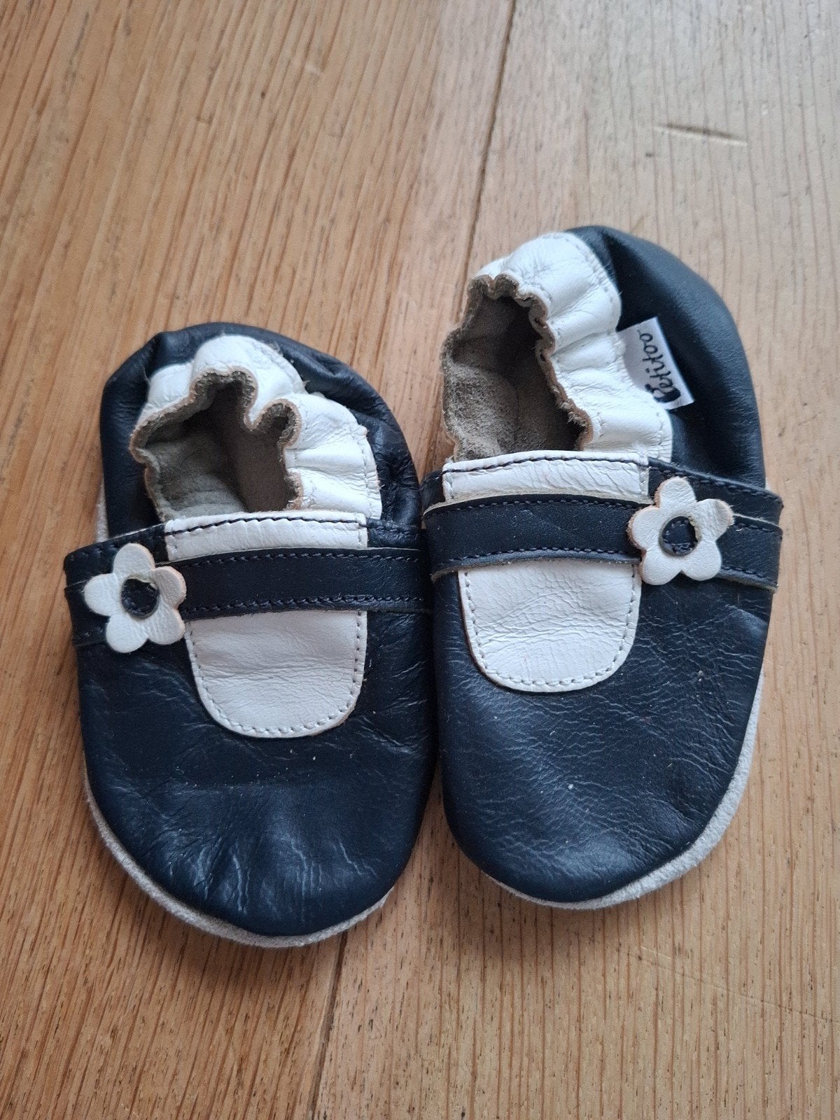 Petitoo babyslofjes - donkerblauw met bloemetje, Slofjes, Meisje, Ophalen of Verzenden, Zo goed als nieuw