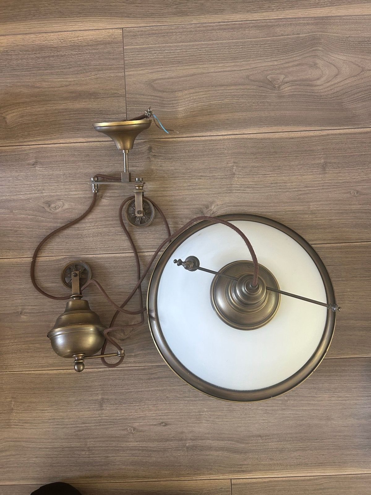 Oude verstelbare treklamp met katrolsysteem en opaalglas, Ophalen