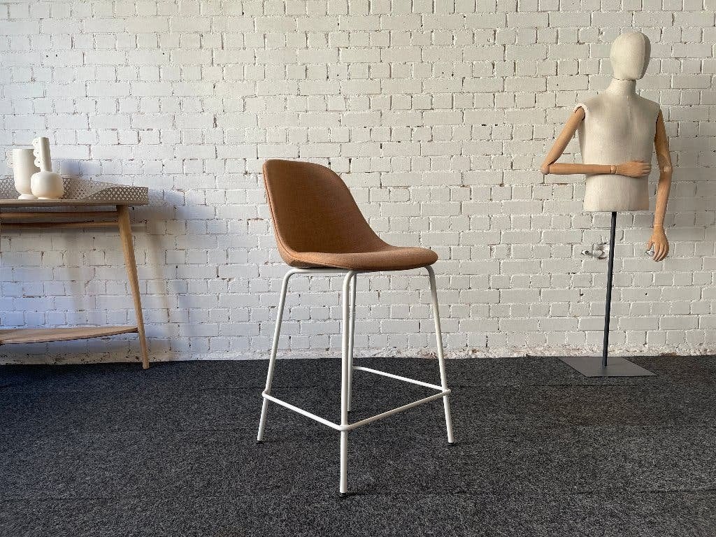 Menu Harbour Side Bar Chair – Oranje stof | Norm Architects