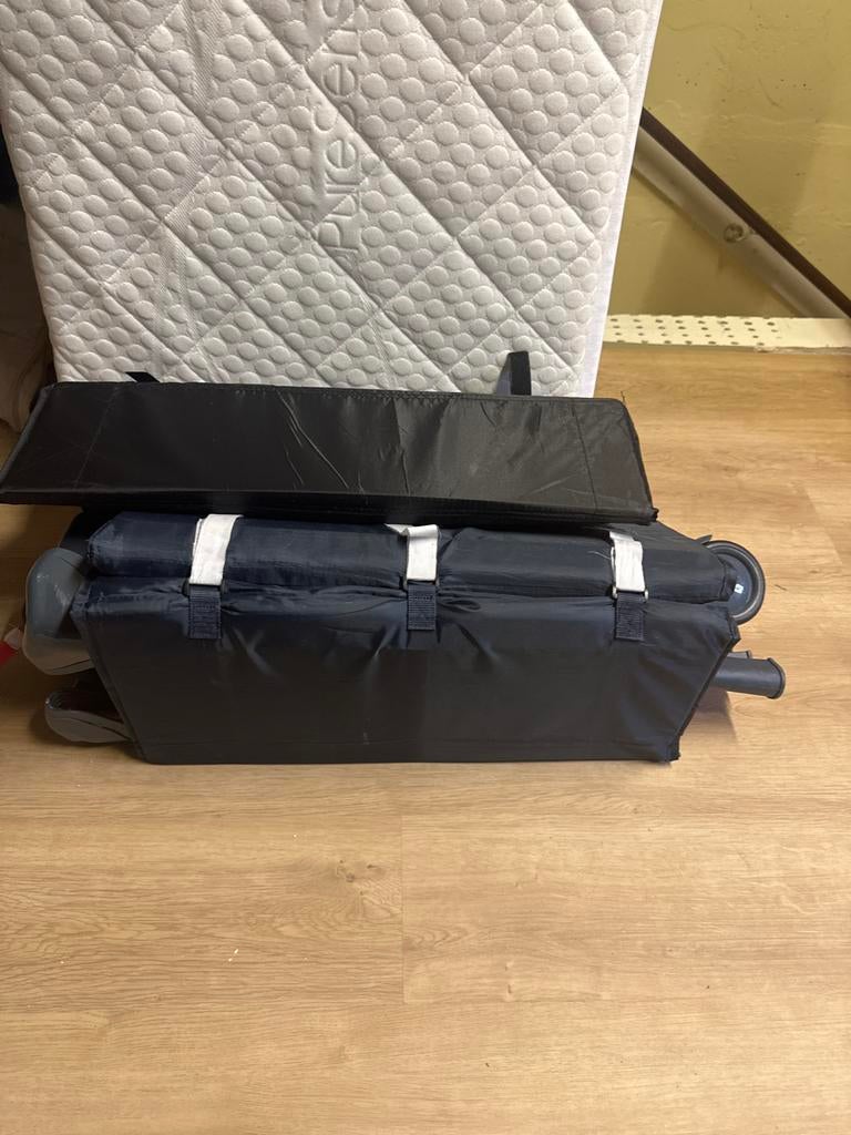 Campingbedje met 2 baby matrasjes, Kinderen en Baby's, Babywiegjes en Ledikanten, Gebruikt, Reisbedje, Ophalen