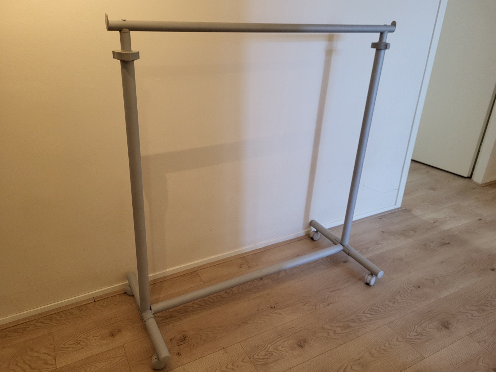Gratis Ikea kledingrek op wielen, 116 cm lang, Ophalen, Met wielen, Gebruikt