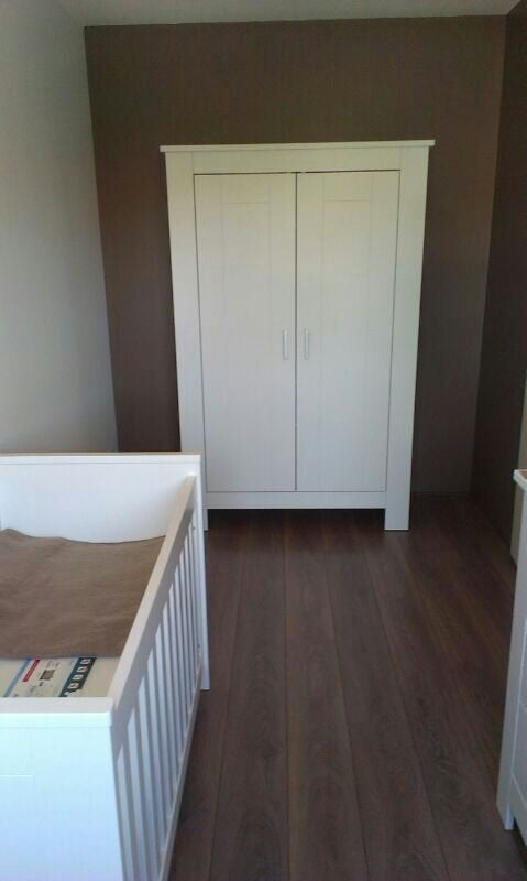 Babykamer compleet (ledikant, commode, kast, wandplank) wit, Kinderen en Baby's, Kinderkamer | Complete kinderkamers, Ophalen