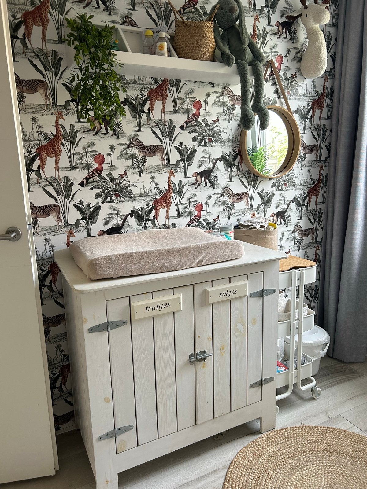 Foto 7 van Complete witte babykamer: ledikant, commode, kledingkast