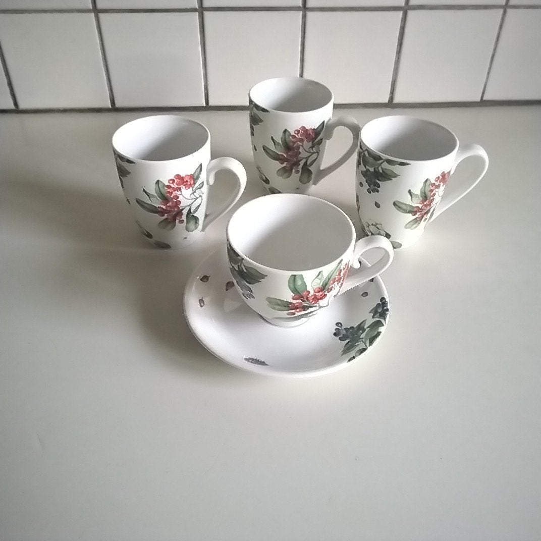 Jet 3 kerst mokken en 1 kop en schotel, Ophalen of Verzenden, Zo goed als nieuw, Overige stijlen, Kop(pen) en/of Schotel(s)