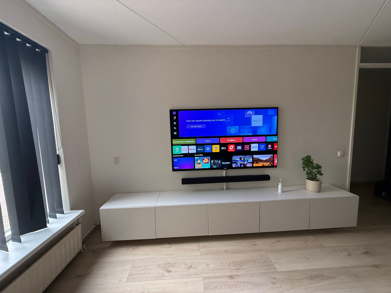 Witte zwevende tv-meubel met opbergruimte van IKEA, Gebruikt, Ophalen of Verzenden, 200 cm of meer, Minder dan 100 cm