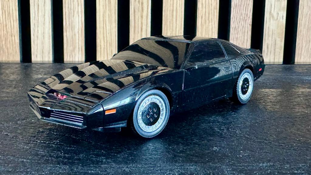 Knight Rider KITT 1/32 RC model Taiyo RadiCan 2002, Ophalen of Verzenden, Zo goed als nieuw, Tv, Beeldje, Replica of Model