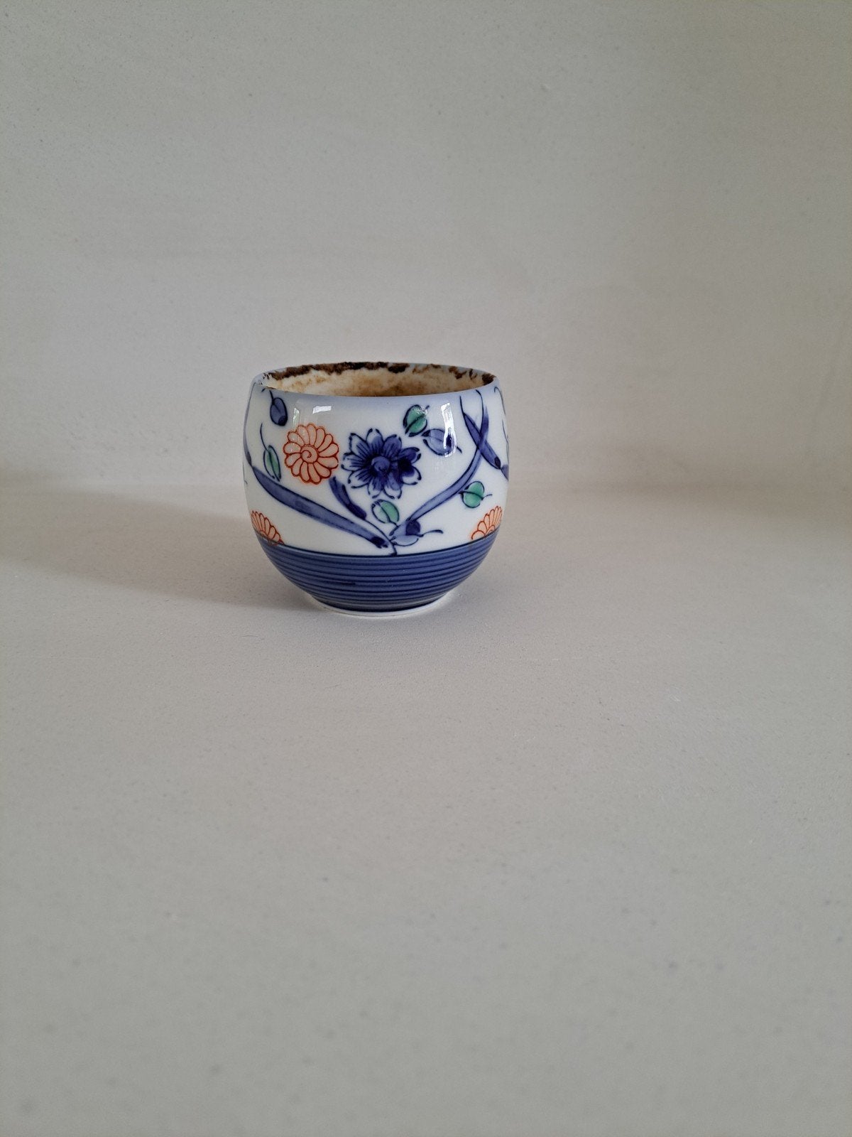 Antiek Japans Arita porseleinen kopje met bloemmotief, Antiek en Kunst, Antiek | Porselein, Ophalen of Verzenden