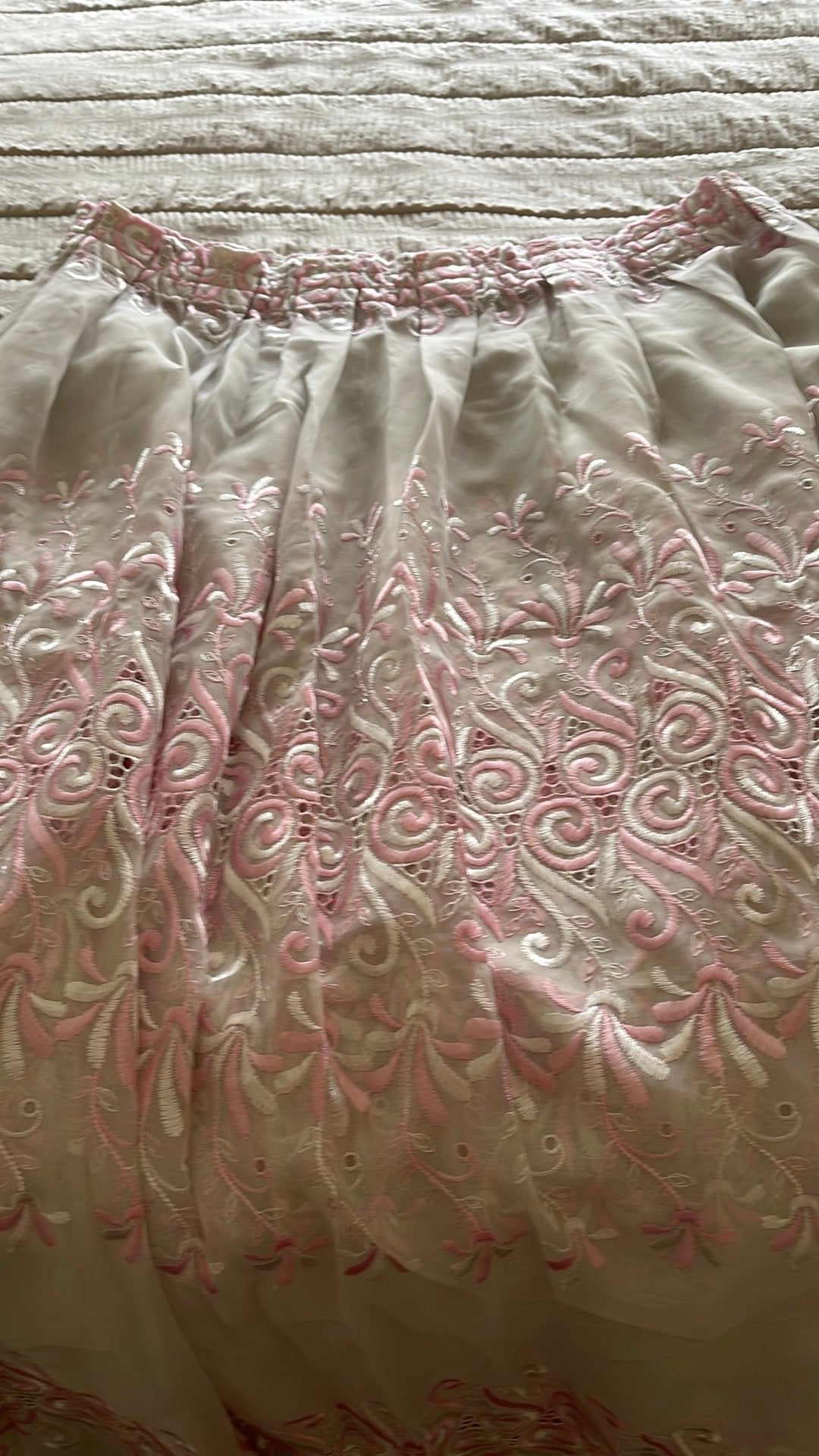 Lichtgrijze/witte vitrage met roze borduursel, Ophalen of Verzenden, Zo goed als nieuw, Wit
