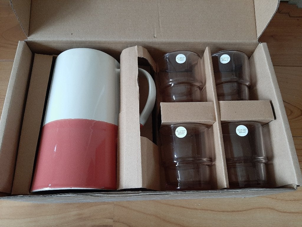 Kan / karaf (keramiek) met 4 glazen Postcodeloterij NIEUW!, Huis en Inrichting, Keuken | Keukenbenodigdheden, Ophalen, Nieuw