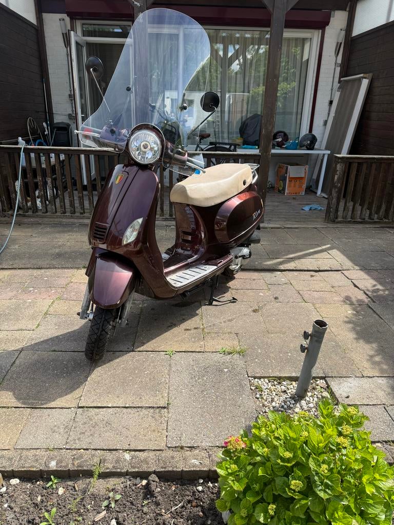 Mooie bruine scooter met windscherm, Fietsen en Brommers, Snorfietsen en Snorscooters, Gebruikt, Benzine, Ophalen, Overige merken
