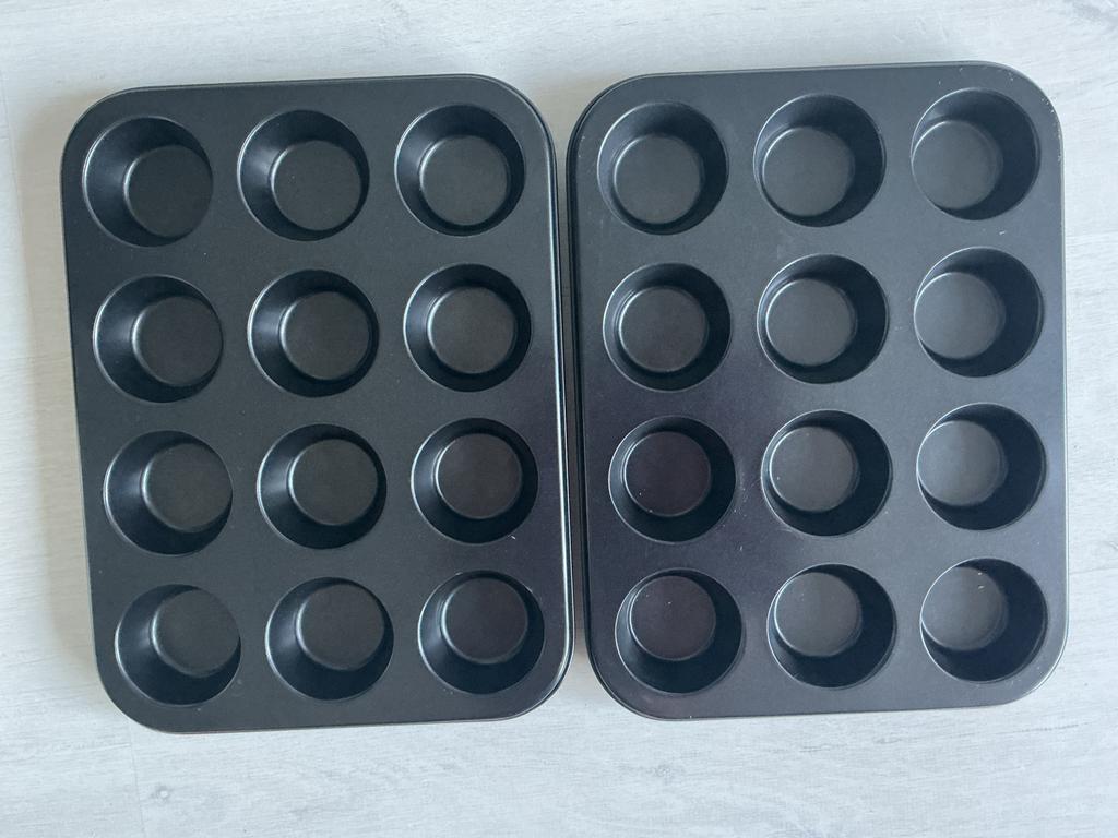 2 bakplaten voor cupcakes - weinig gebruikt, Ophalen of Verzenden, Zo goed als nieuw