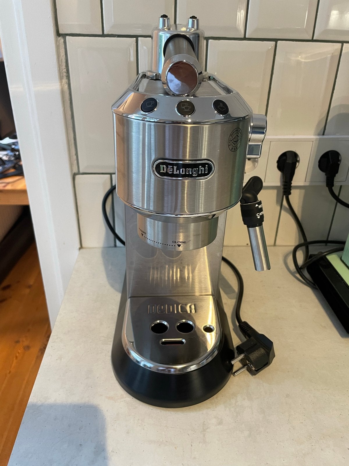 Delonghi Dedica Style - Zo goed als nieuw!, Afneembaar waterreservoir, Espresso apparaat, Gemalen koffie, Ophalen of Verzenden
