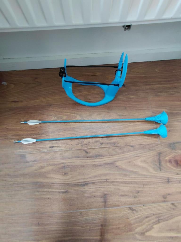 Blauwe speelgoedboog met pijlen, Ophalen