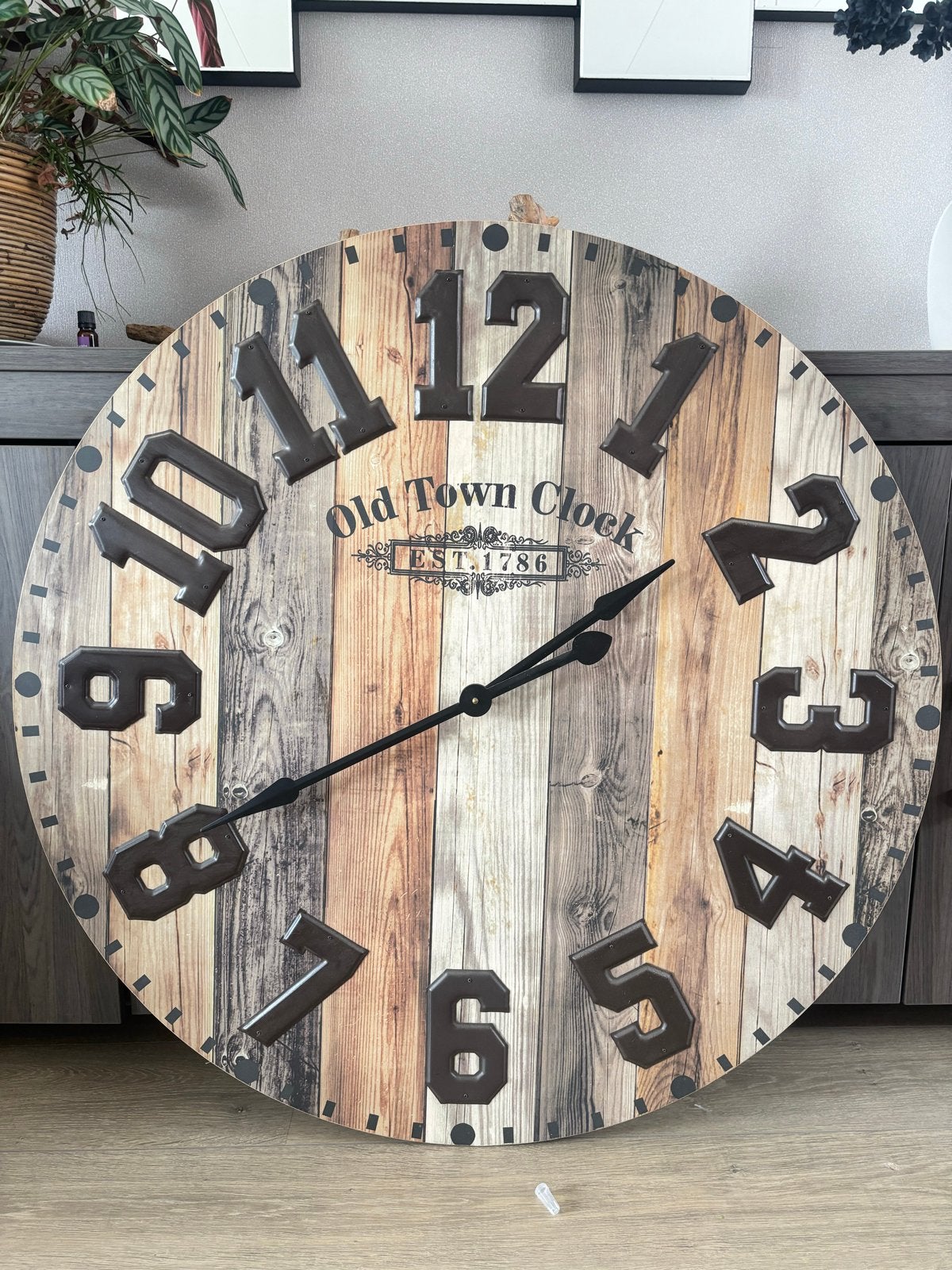 Grote Wandklok Houtlook - Old Town Clock Design, Huis en Inrichting, Woonaccessoires | Klokken, Zo goed als nieuw, Wandklok, Analoog