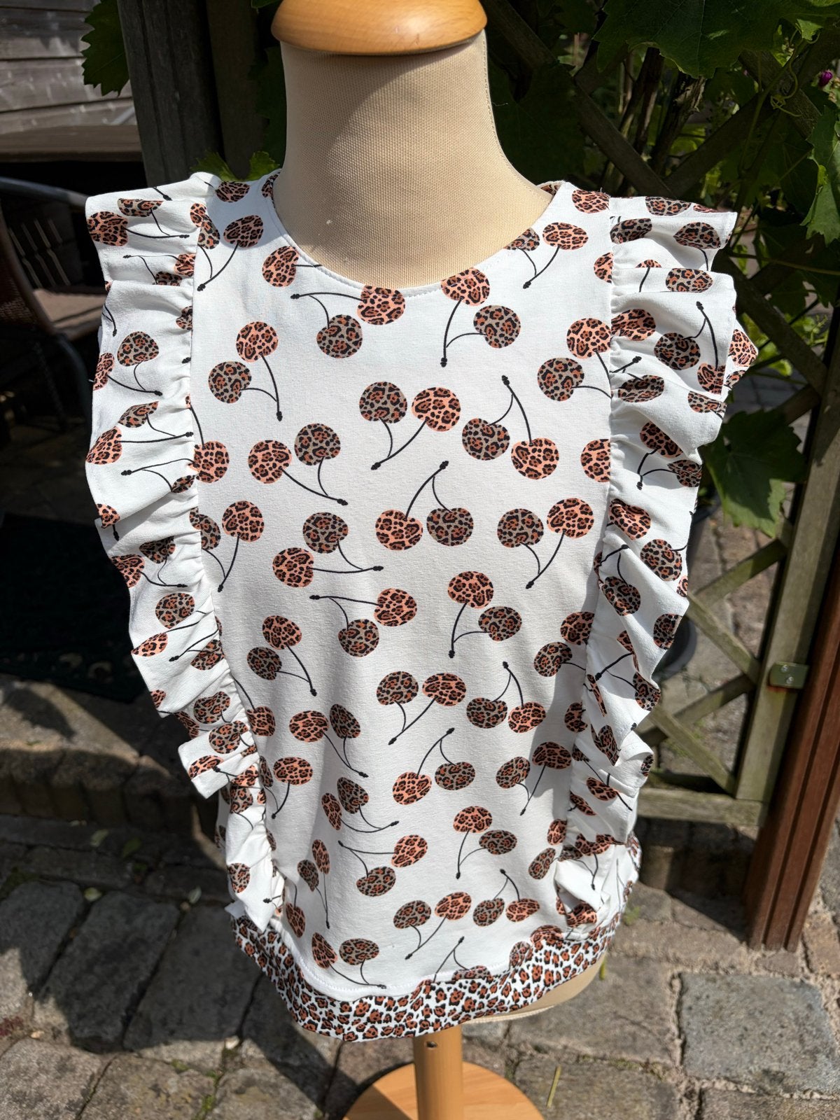 Handgemaakt meisjes shirt - Panter kersen & ruches, Ophalen of Verzenden, Nieuw, Meisje