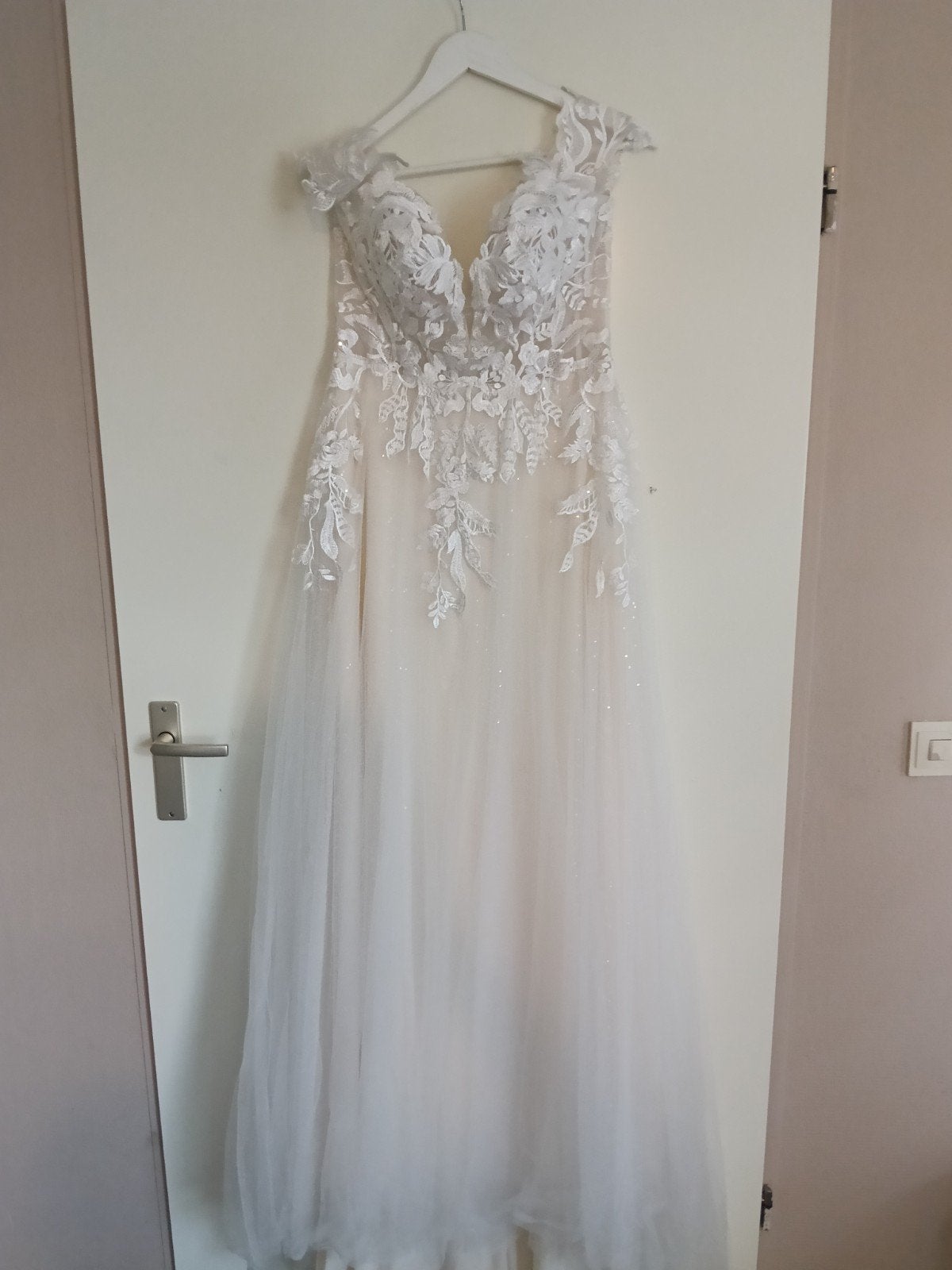 Prachtige trouwjurk met kanten details maat 38/42, Ophalen, Trouwjurk, Wit, Onbekend