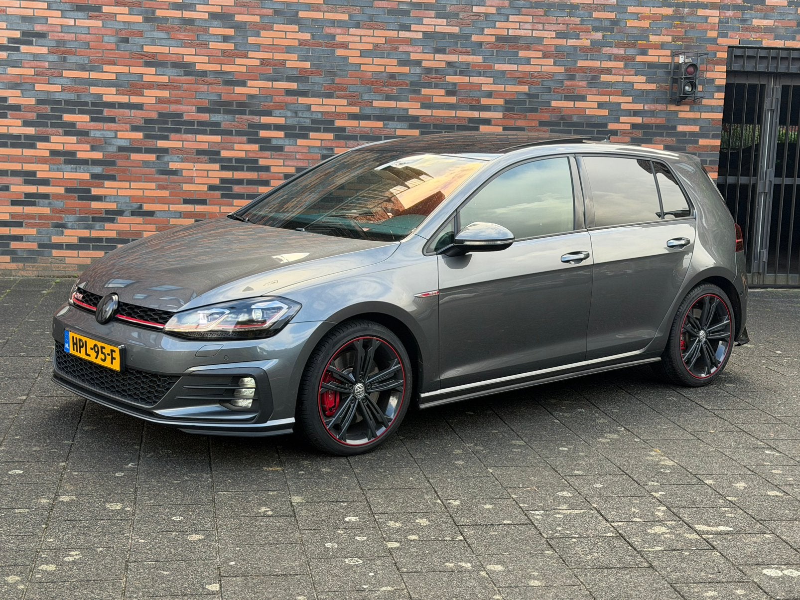 Volkswagen Golf 2.0 TSI Performance Virtual/PANO/ACC/KEYLESS, Zwart, 4 cilinders, 1984 cc, 245 pk