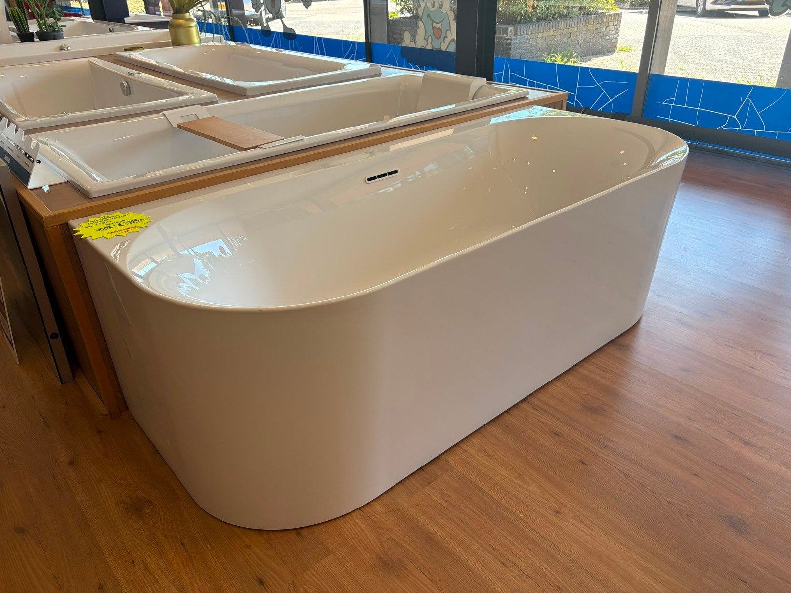 HHalf vrijstaand showroom bad Villeroy en Boch, Huis en Inrichting, Ophalen, Overige typen, 50 tot 100 cm, Zo goed als nieuw
