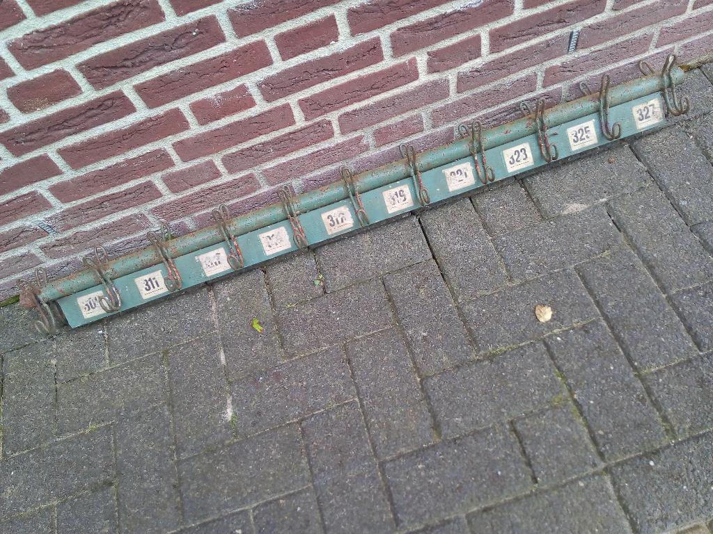 Unieke kapstok uit oude school, Ophalen