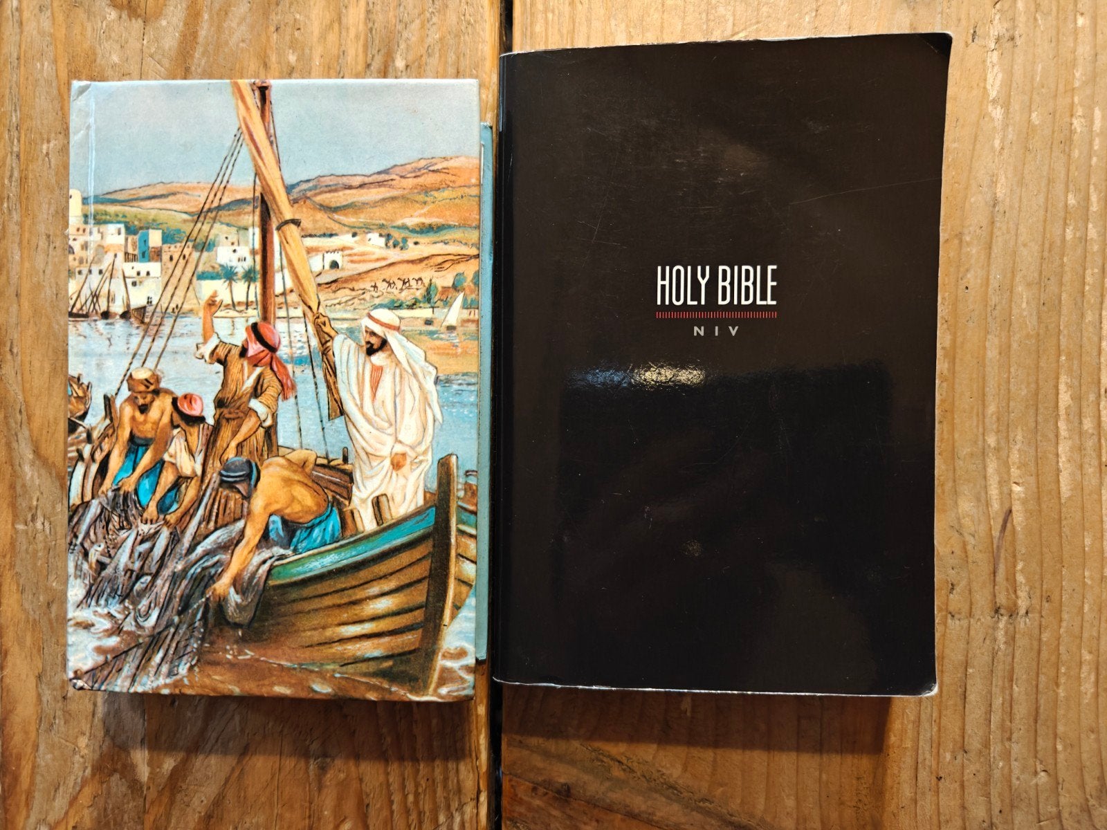 2 X Holy Bible., Boeken, Ophalen of Verzenden, Zo goed als nieuw