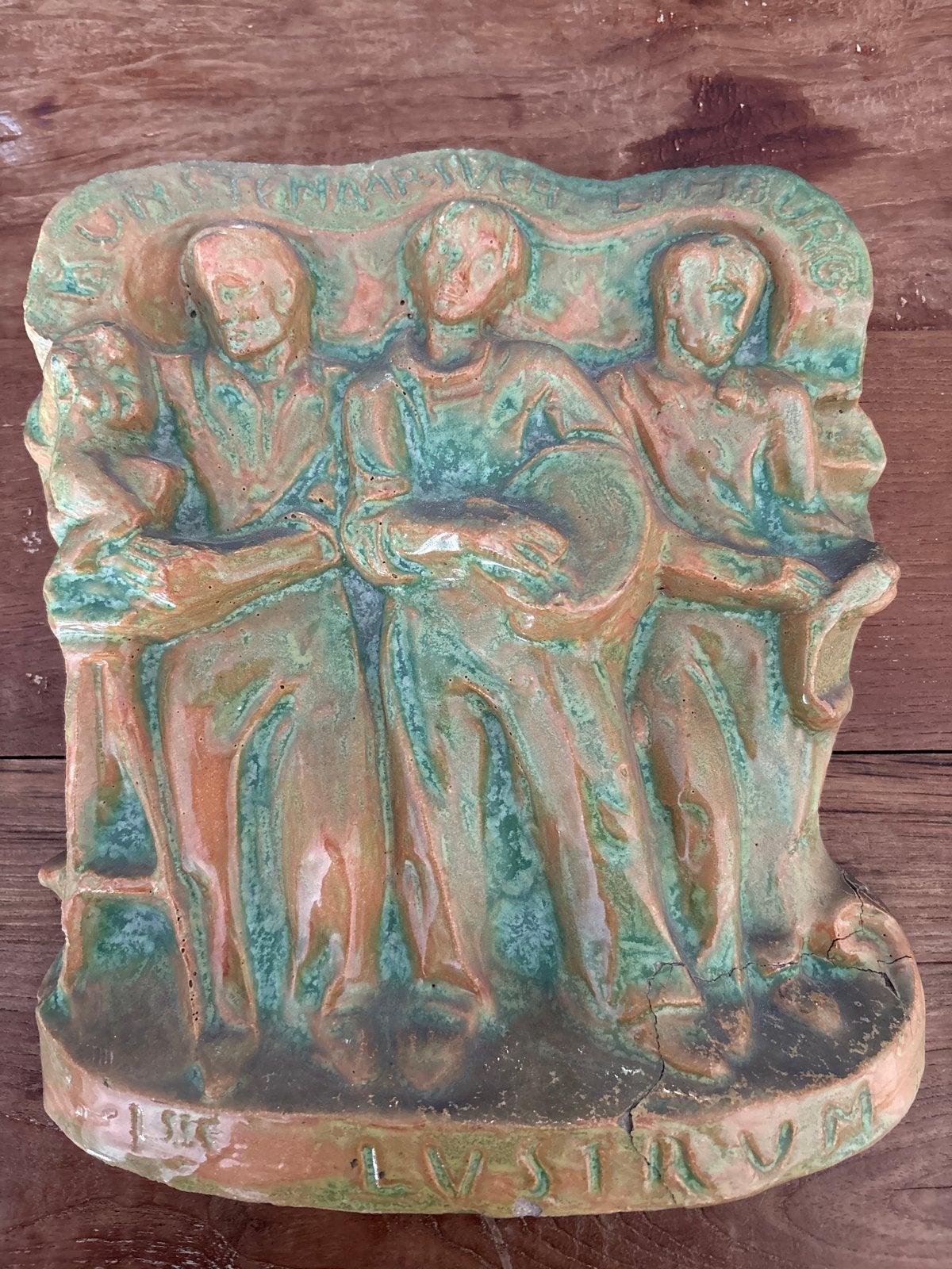 Geglazuurd keramiek kunstwerk van kunstenaar Charles Vos, Groep mensen, Geglazuurd, Art deco, Ophalen of Verzenden