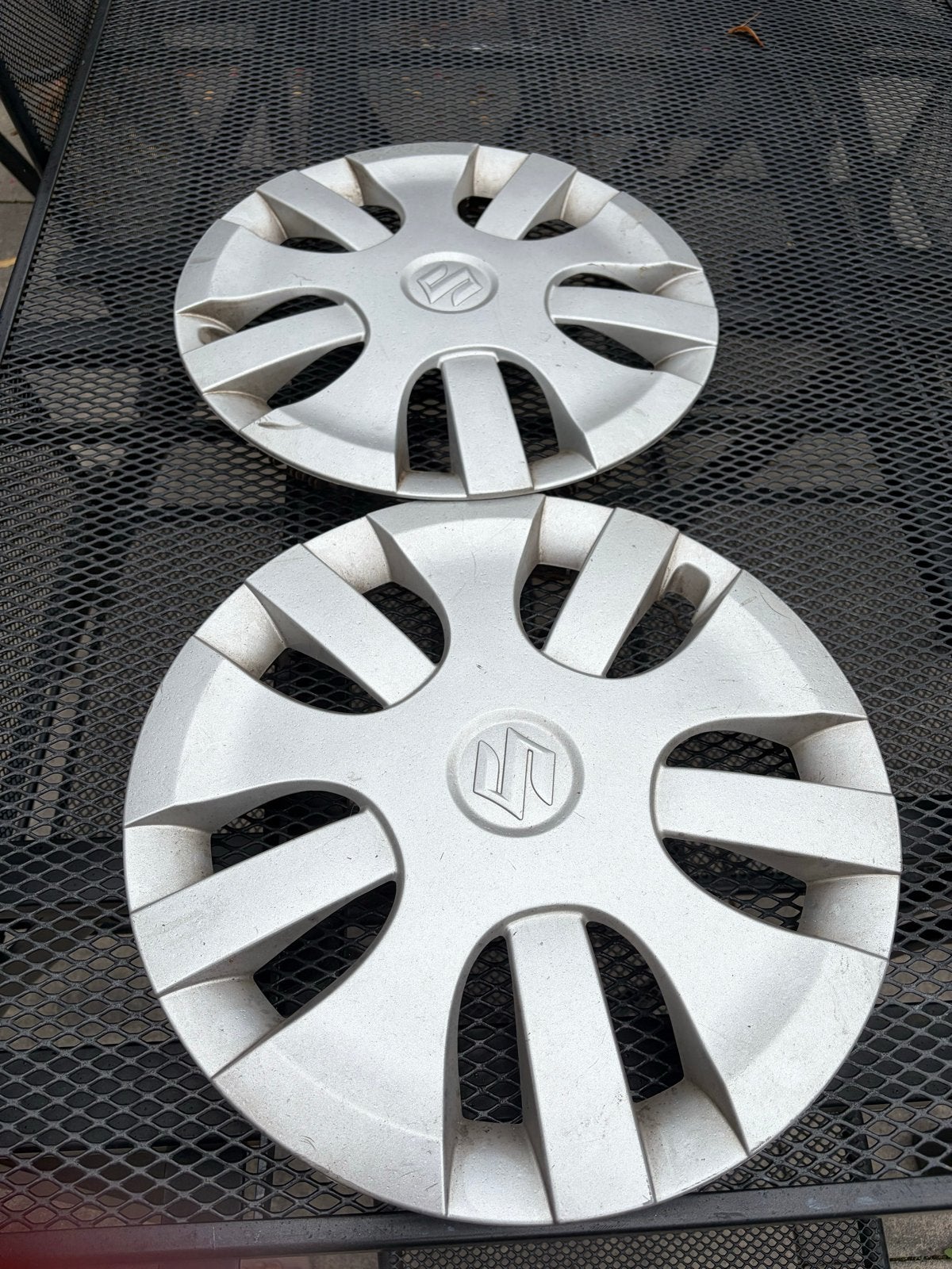 Set van 2 Suzuki wieldoppen, Ophalen, Gebruikt