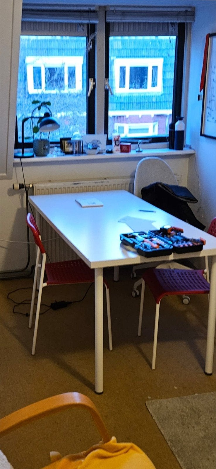 Witte rechthoekige tafel met metalen poten, Modern en functioneel, Gebruikt, 100 tot 150 cm, Overige materialen