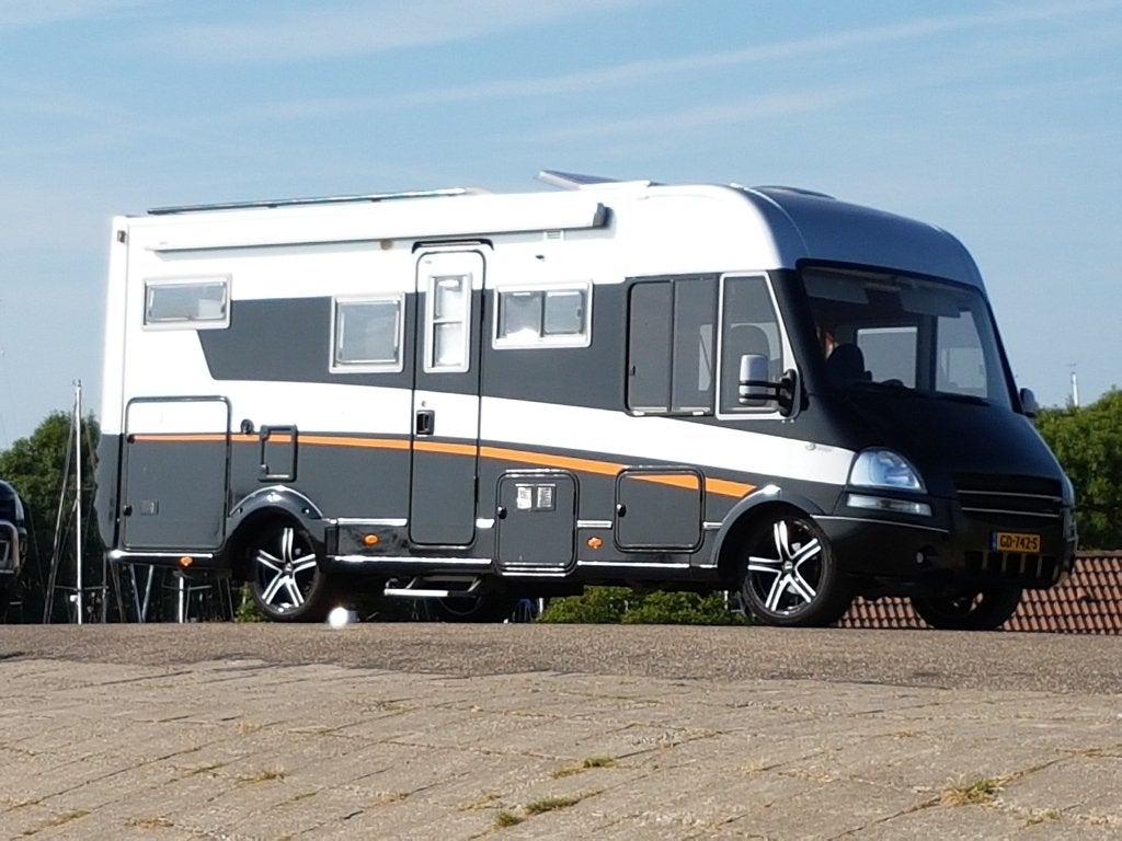 Luxe Integraal Camper met Fietsendrager en trekhaak, Ringverwarming, 6 tot 7 meter, Kluisje, Particulier