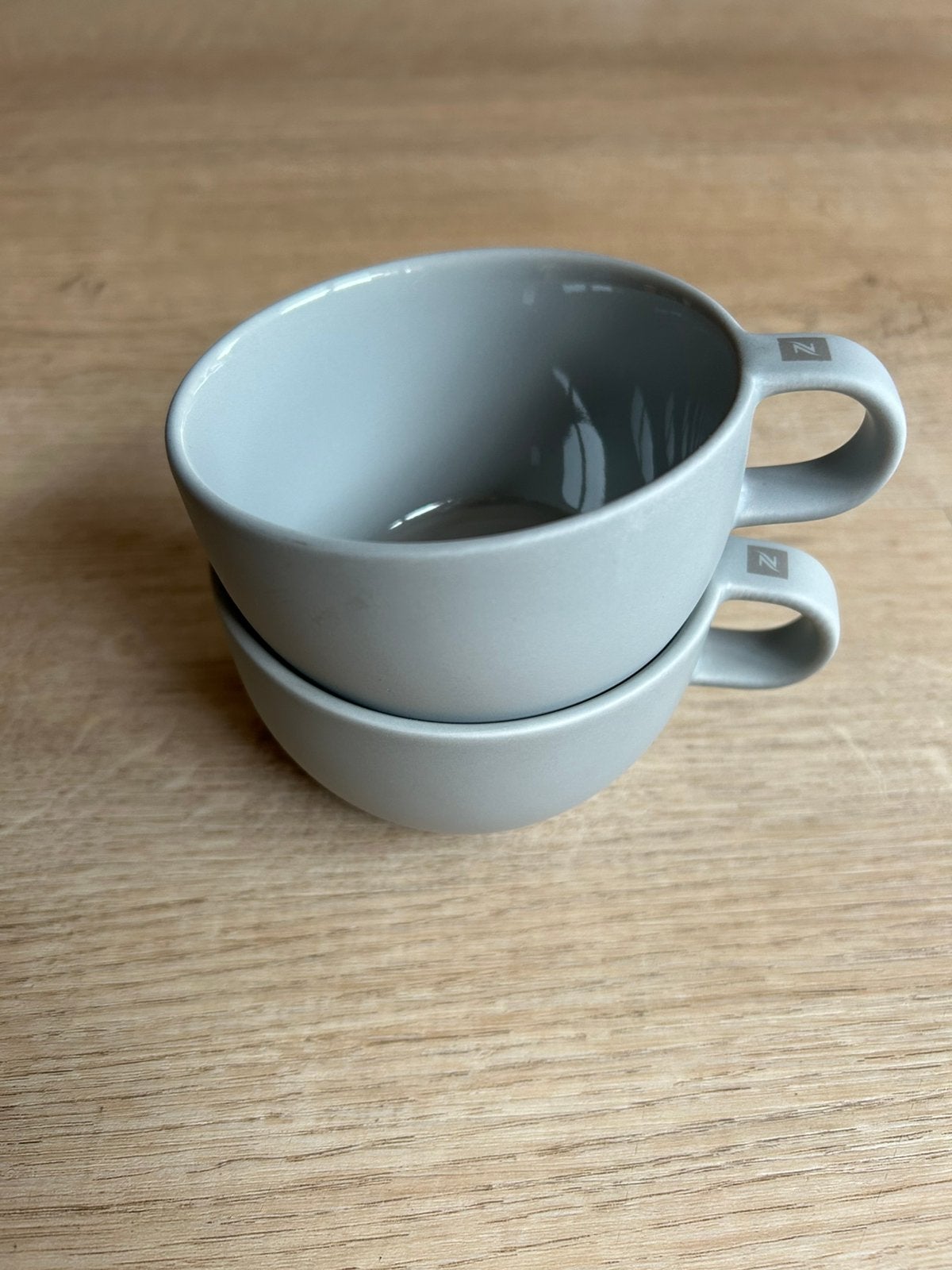 2 Nespresso cappuccino kopjes grijs zgan, Ophalen of Verzenden, Zo goed als nieuw, Porselein, Kop(pen) en/of Schotel(s)