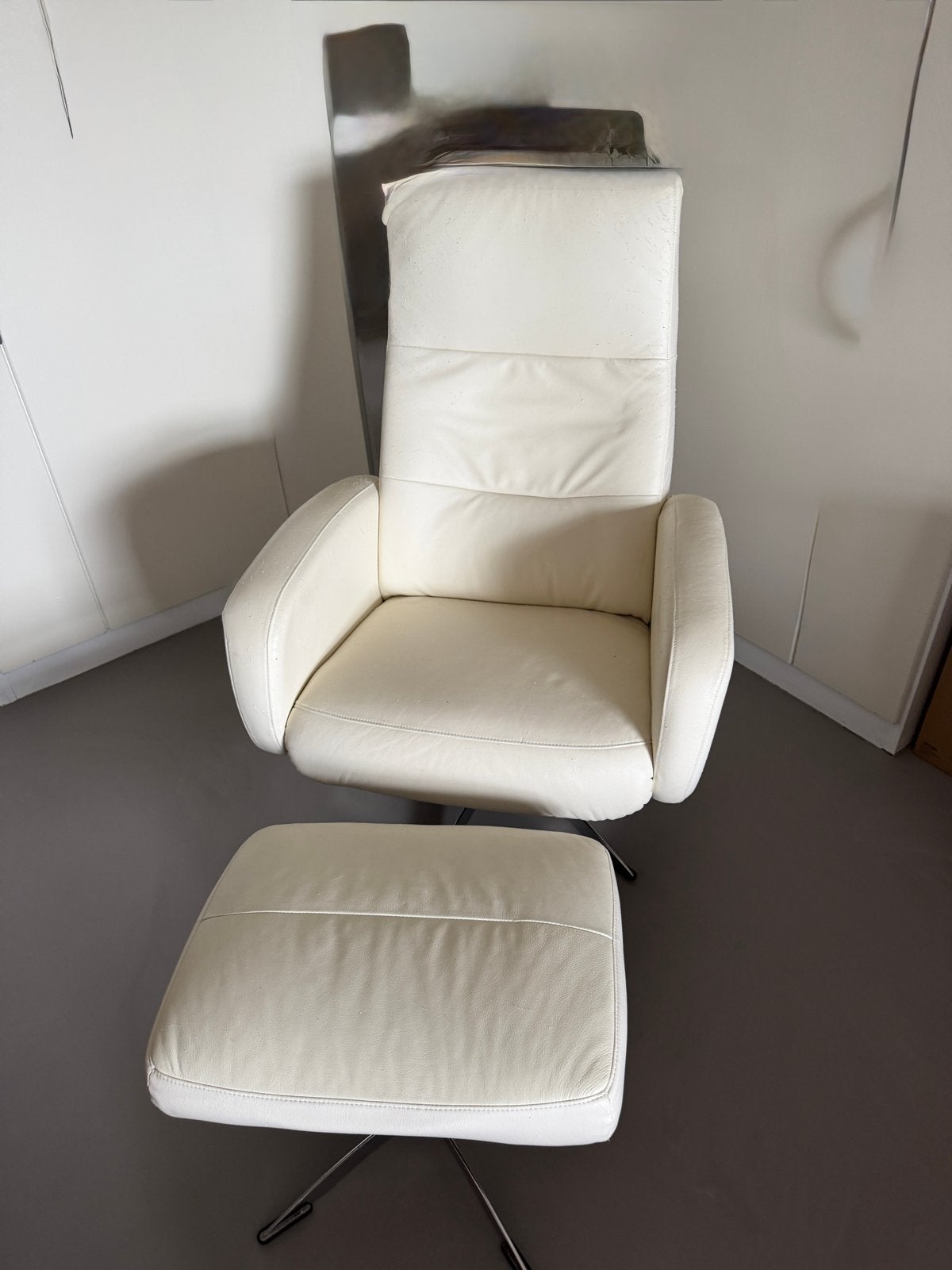 Hjort knudsen crème leren draai fauteuil met voetenbank,, Huis en Inrichting, Fauteuils, Ophalen, Gebruikt, Minder dan 75 cm, Leer