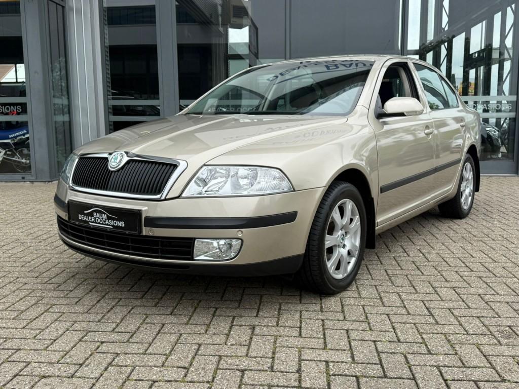 Skoda OCTAVIA 1.6 ELEGANCE AUTOMAAT AIRCO LEER PDC, Gebruikt, 4 cilinders, Beige, Euro 4