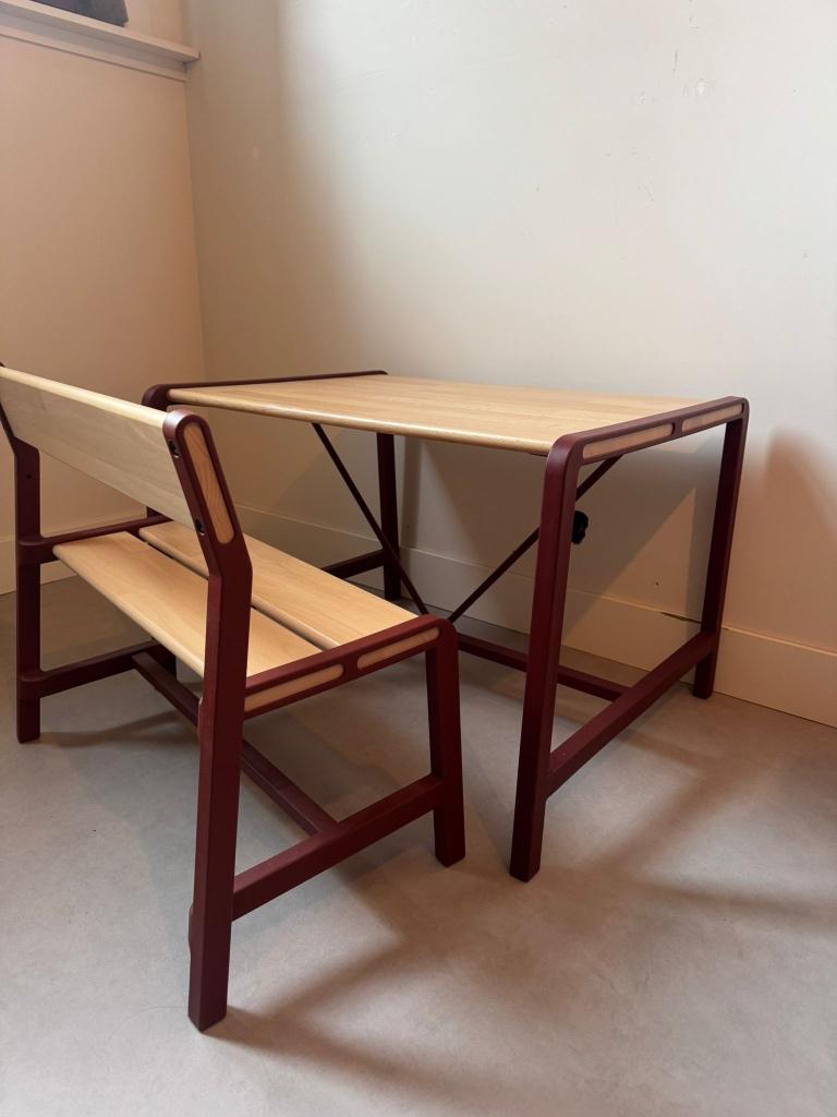 Kinderbureautje met bankje – beukenhout / bordeauxrood, Ophalen, Zo goed als nieuw, Tafel(s) en Stoel(en)