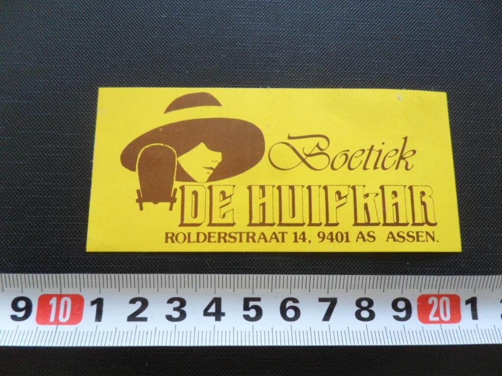 sticker Assen Boetiek DE HUIFKAR Rolderstraat 14, Ophalen, Zo goed als nieuw