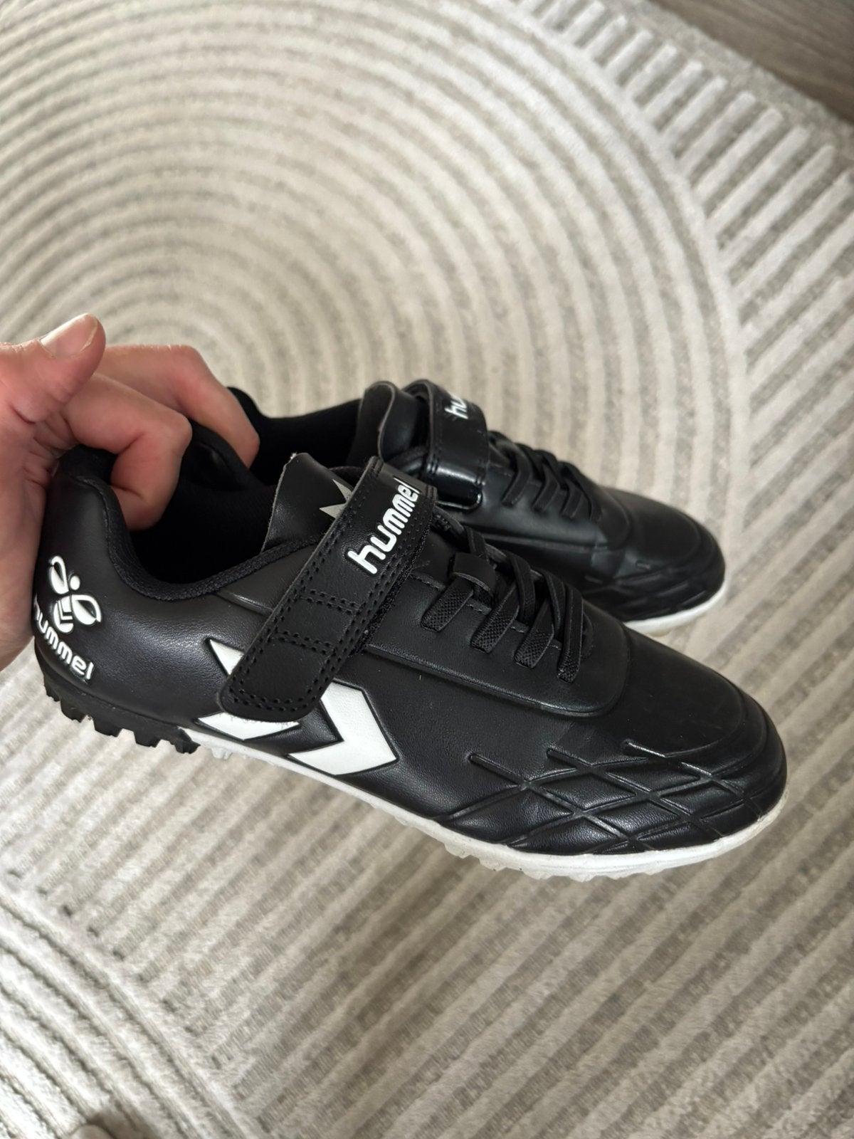 Nieuwe kunstgras schoenen met noppen, Sport en Fitness, Korfbal, Ophalen of Verzenden, Nieuw, Schoenen